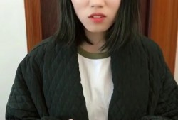 拍女朋友吃瓜,记录女友品尝瓜果的温馨时光