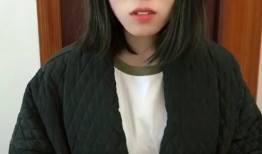 拍女朋友吃瓜,记录女友品尝瓜果的温馨时光