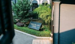 打卡学校亭子吃瓜,打卡亭子共享夏日瓜香