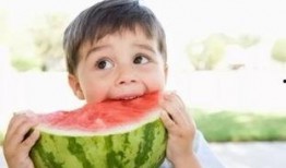 搞笑幼儿吃瓜视频大全,萌娃搞笑吃瓜瞬间大盘点