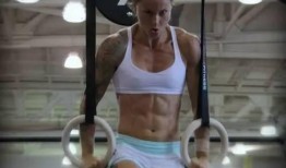 纹身女孩健身吃瓜,展现健康生活态度