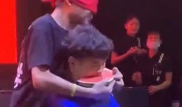 舍友演我吃瓜,揭秘校园生活趣味瞬间