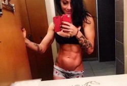 纹身女孩健身吃瓜,展现健康生活态度