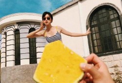 吃瓜黄色衣服图片