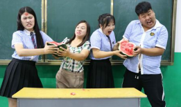 女学生跳舞吃瓜,女学生跳舞吃瓜，青春活力满满