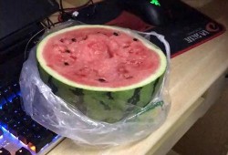 舍友喝酒吃瓜,宿舍欢乐时光