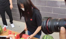 女学生跳舞吃瓜,女学生跳舞吃瓜，青春活力满满