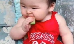 姐姐笑弟弟吃瓜,姐姐看弟弟吃瓜的欢乐瞬间