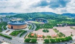 梅县人民广场吃瓜,夏日炎炎，吃瓜群众欢乐多