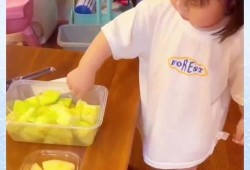 爸爸吃瓜女儿找瓜,一家人的欢乐“瓜”时光