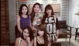 拍女朋友吃瓜,记录女友品尝瓜果的温馨时光