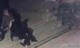 路人吃瓜比武视频,一招定胜负！