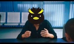 抱着企鹅吃瓜,共享悠闲时光