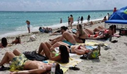 海滩吃瓜,一起吃瓜畅谈夏日时光