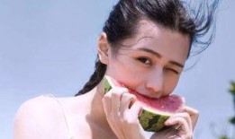 抱女人吃瓜,抱女人吃瓜的浪漫瞬间