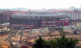 梅县人民广场吃瓜,夏日炎炎，吃瓜群众欢乐多